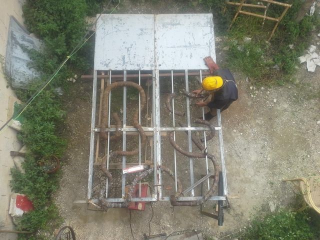 Treballs matiners a les portes del pati de Ferran Aguiló